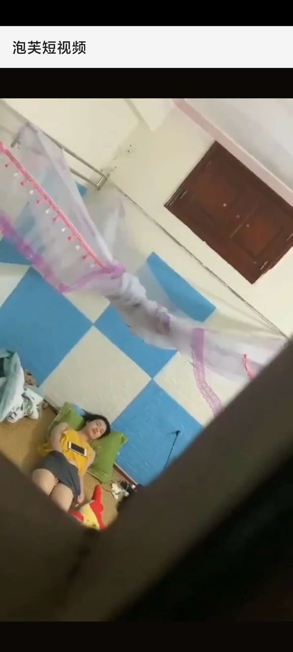 真实偷拍隔壁小姐姐自慰，表情真淫荡