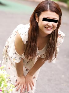 穿着微比基尼与捡到自称泳装模特的女孩的中出性爱！须崎美露