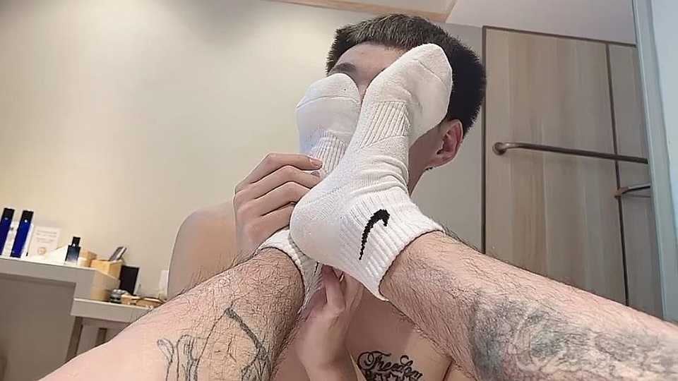 极品白袜萌帅被身材不错的小哥哥用力操3
