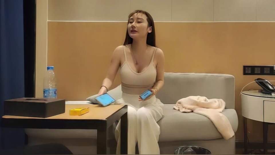 【壹屌探花】深夜场高颜值大奶妹子，口交上位骑坐